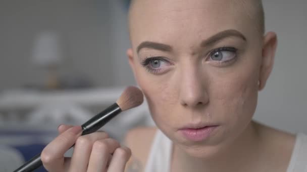 Kısa Saçlı Bir Kadın Geniş Yumuşak Bir Fırçayla Yanaklarına Makyaj — Stok video
