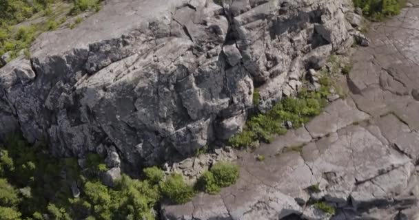 Drone Aérea Tiro Voando Baixo Sobre Caminhantes Sentados Águia Rock — Vídeo de Stock