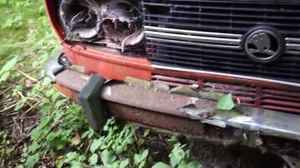 Velho Carro Vermelho Abandonado Com Uma Casa Abandonada Dinamarca — Vídeo de Stock