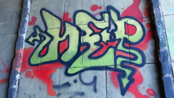 Edinburgh Sokaklarında Rastgele Bir Grafiti Klibi — Stok video