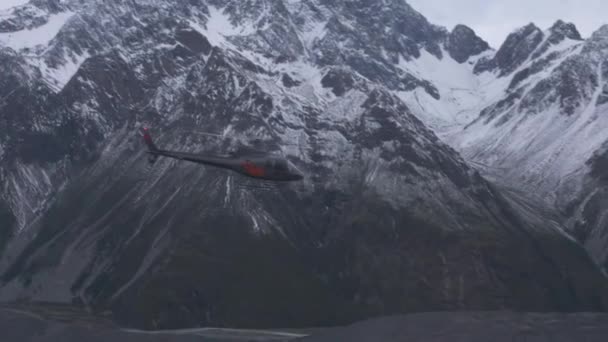 Elicottero Che Vola Sulle Montagne Della Nuova Zelanda Vicino Monte — Video Stock