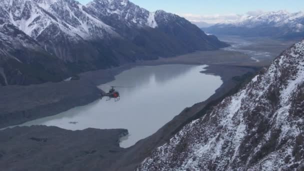 Elicottero Che Vola Sulle Montagne Della Nuova Zelanda Vicino Monte — Video Stock