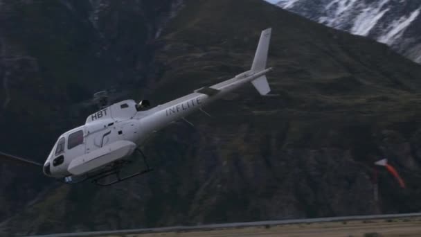 Helicóptero Volando Las Montañas Nueva Zelanda Cerca Del Monte Cook — Vídeo de stock