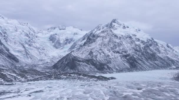 Elicottero Che Vola Sulle Montagne Della Nuova Zelanda Vicino Monte — Video Stock