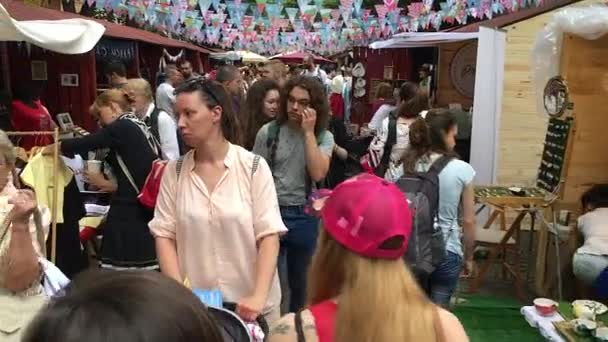 전시회 주위를 걸어다니는 문화적 군중들 수공예 축제에 있습니다 Bulgaria Plovdiv — 비디오