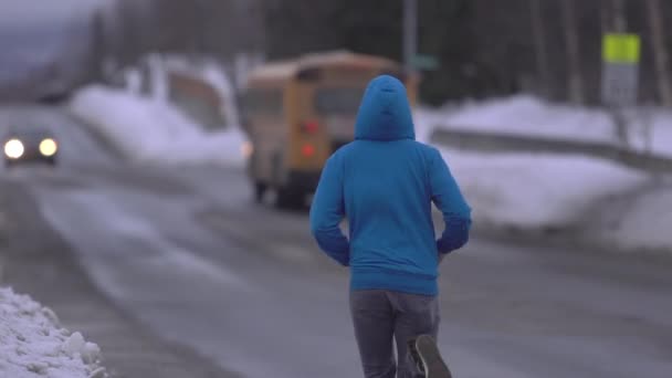 Mężczyzna Niebieskim Chodzeniu Bieganiu Śnieżnej Drodze Zimie Zimna Scena Przyjmuję — Wideo stockowe