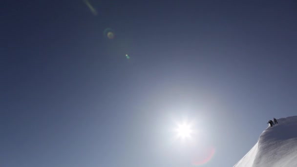 Горнолыжники Вертолетах Посадка Красивых Алаянских Горах Доступ Вертолету Порошок Голубое — стоковое видео