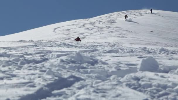 美しいヒマラヤ山脈のヘリスキーヤーや搭乗 ヘリコプターのみアクセス可能 青い空 大きな山 — ストック動画