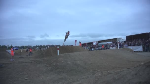 Dirtbikes Racing Jumping Whipping Track Slow Motion Glide Cam — Stock Video