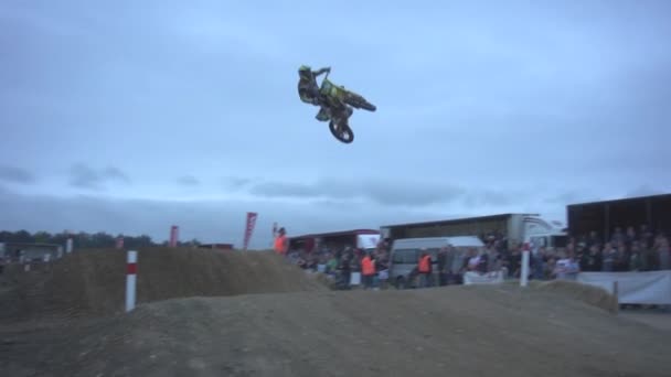 Dirtbikes Corrida Salto Chicoteando Caminho Certo Câmara Lenta Câmara Deslizante — Vídeo de Stock