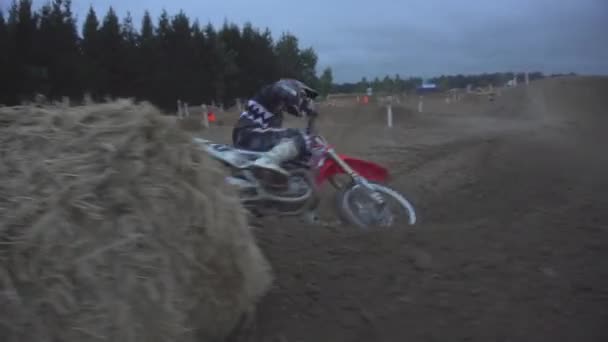 Dirtbikes Racen Springen Zwepen Rails Langzame Beweging Glijdende Camera — Stockvideo