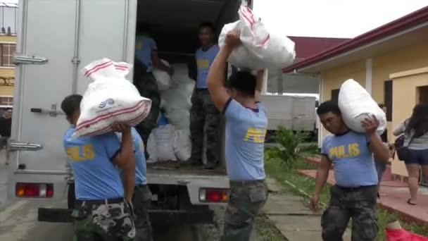 Video Policistů Pracujících Společně Vysokém Rozlišení Propuštění Humanitárního Zboží Pro — Stock video