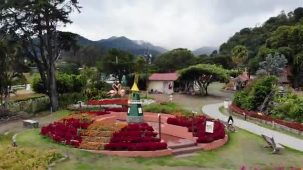 Αεροφωτογραφία Του Flower Park Στο Boquete Συννεφιασμένα Βουνά Στο Παρασκήνιο — Αρχείο Βίντεο