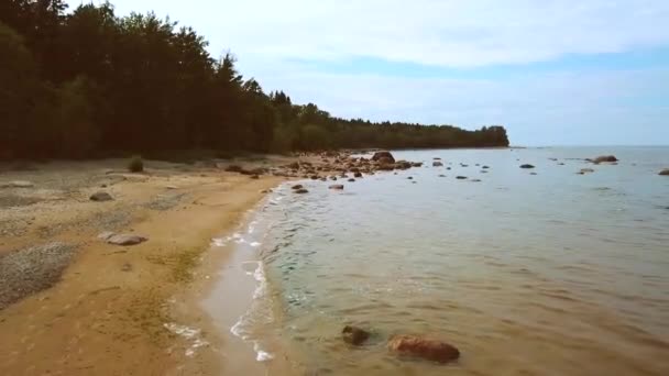 Tirada Arial Línea Coste Del Mar Báltico Rocas Pequeñas Grandes — Vídeos de Stock