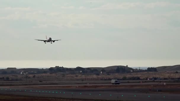 アリカンテ空港に着陸するEasyjet航空機 背景はエル アルテの小さな町です 航空機登録 Jyj — ストック動画