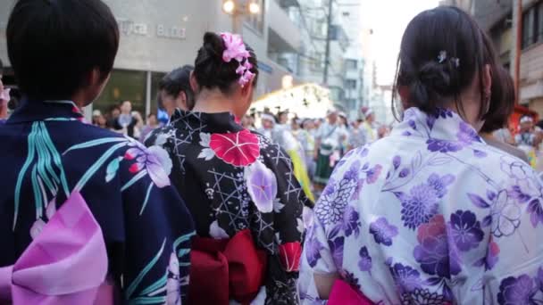 Κορίτσια Στο Kimono Μπροστά Από Την Παρέλαση Tenjin Matsuri — Αρχείο Βίντεο