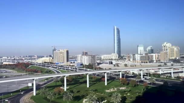 Zeitraffer Von Dubai Mit Vorbeifahrenden Bahnen Und Autos — Stockvideo