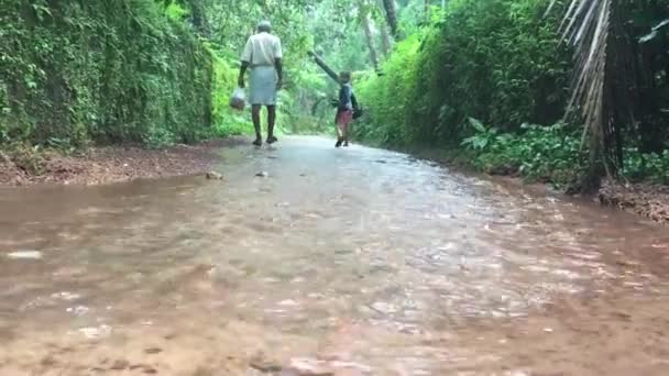 Vecchio Bambino Che Camminano Sotto Pioggia — Video Stock