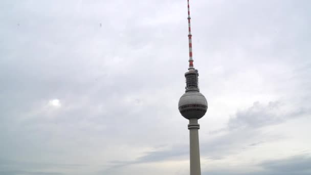 Berlin Tower Molnig Dag Långsam Lutning — Stockvideo