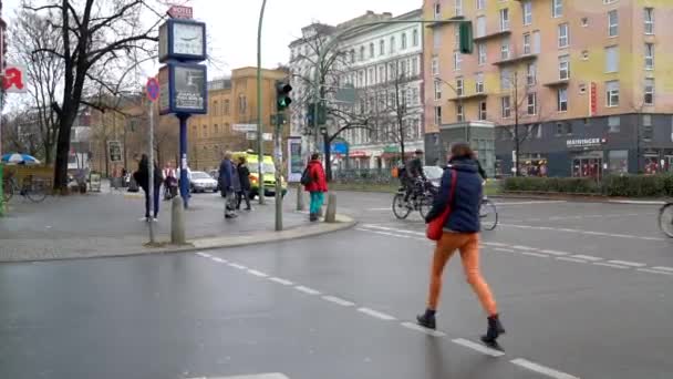Voetgangers Corssing Een Kruising Berlijn Duitsland Een Bewolkte Dag — Stockvideo