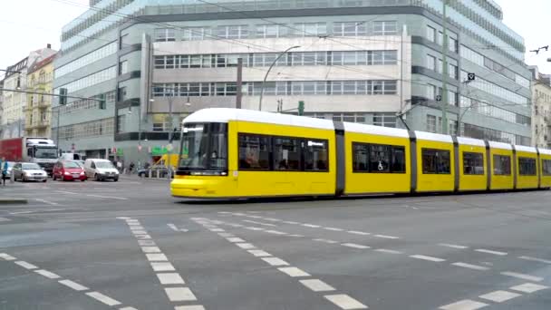 City Tran Descendo Uma Rua Berlim Alemanha Durante Dia — Vídeo de Stock