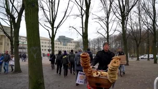 Muž Prodávající Preclíky Kole Studeném Dni Berlíně Německo — Stock video