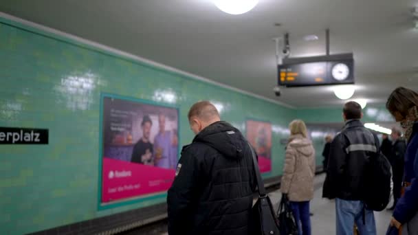 德国柏林 人们在等地铁的时候看着他们的手机 — 图库视频影像
