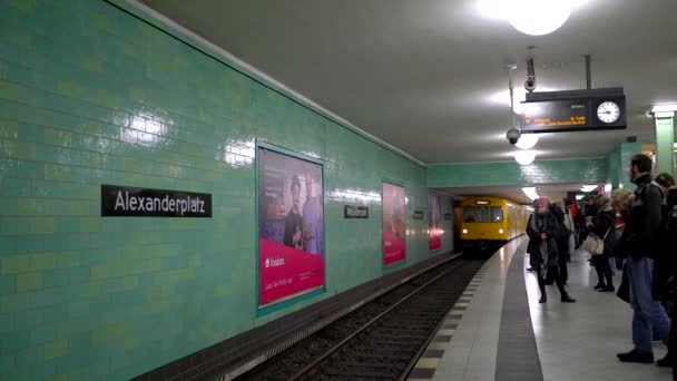 Metro Llegando Una Estación Berlín Alemania Los Pasajeros Bajando — Vídeos de Stock