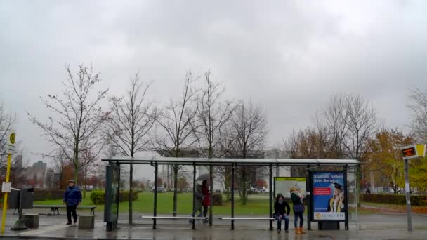 Berlin Otobüs Durağı Soğuk Yağmurlu Bir Günde Germay — Stok video