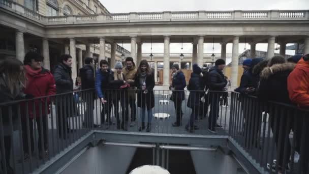 Turisták Érméket Dobnak Kívánság Kútba Miközben Meglátogatják Párizsi Királyi Palotakertet — Stock videók