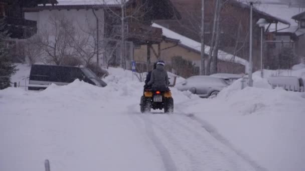 Quad Atv Rijden Sneeuw — Stockvideo