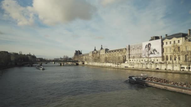 Una Chiatta Piena Materiale Attraversa Parigi Mentre Scende Lungo Fiume — Video Stock