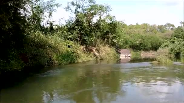 泰国清莱飞机场飞越湖泊 — 图库视频影像