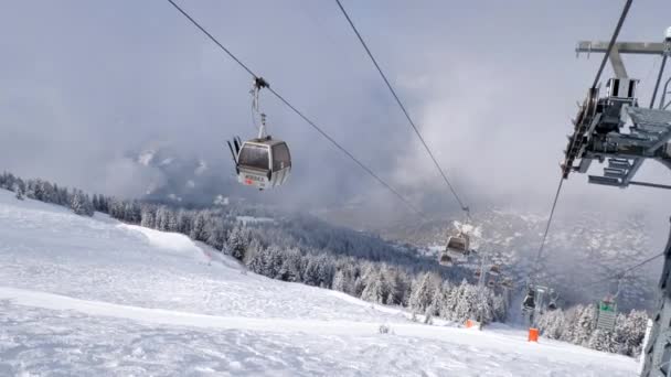 在一个美丽的日子里 从缆车里俯瞰瑞士凡尔比耶的滑雪斜坡 爬上高山 — 图库视频影像