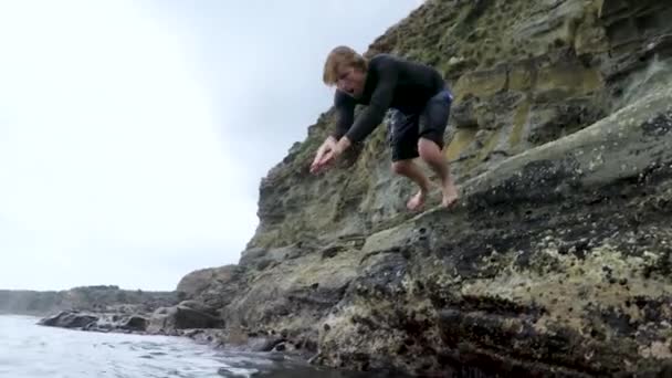 Surfer Nurkujący Basenie Skalnym Zwolnionym Tempie Podwodne Ujęcie Unosiło Się — Wideo stockowe