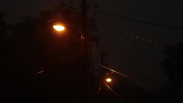 Les Lampadaires Les Lignes Téléphoniques Orange Sont Trempés Pendant Une — Video