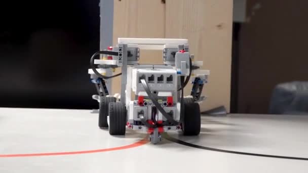 Лего Робот Намагається Захопити Тенісний — стокове відео