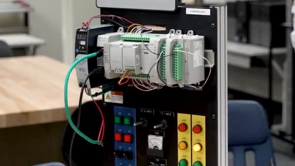 Ingeniero Examinando Panel Pruebas Con Luces — Vídeo de stock