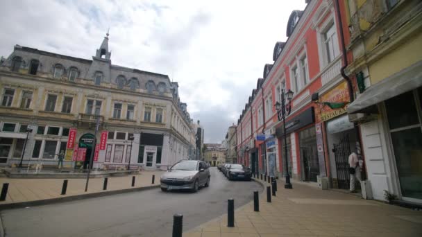 Timelapse Małej Drogi Europie Zaparkowanych Samochodów Pieszych — Wideo stockowe