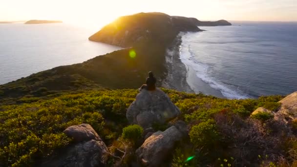 Sonnenaufgang Mit Blick Auf Den Berg Und Das Meer Auf — Stockvideo