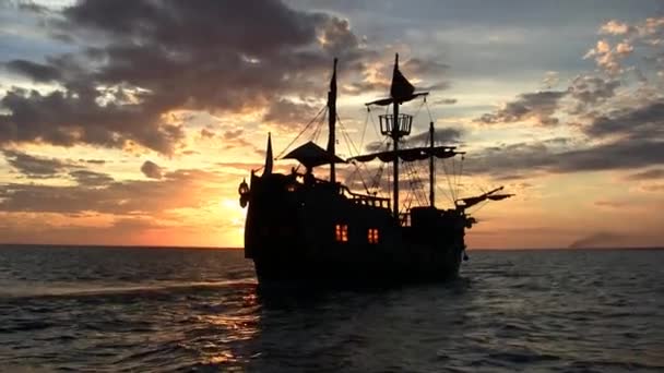 Pirátská Loď Při Západu Slunce Karibiku — Stock video