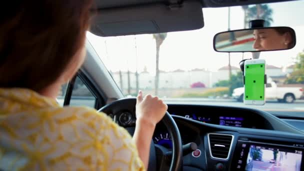 Medium Shot Van Een Jonge Mooie Vrouw Die Rijdt Glimlacht — Stockvideo