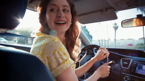 Medium Schot Van Jonge Vrouw Rijden Glimlachen Met Zon Schijnt — Stockvideo