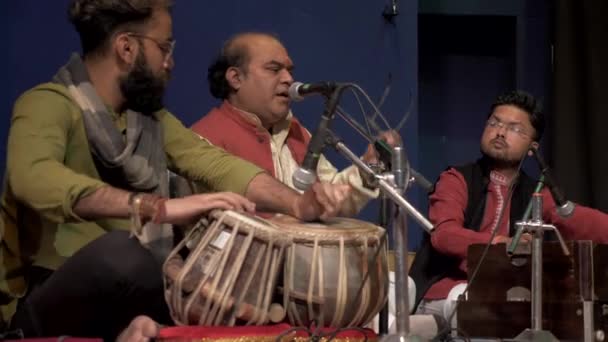 印度古典音乐人在舞台上表演 与主唱合奏 慢动作 — 图库视频影像
