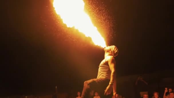 Performer Blowing Huge Flame Fire Dubai Desert Safari Show Audience — Stock Video