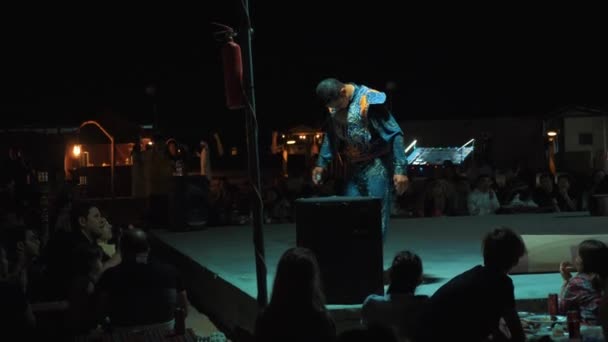 Show Performer Entertaining Audience Desert Safari Dubai Editorial Slow Motion — стоковое видео