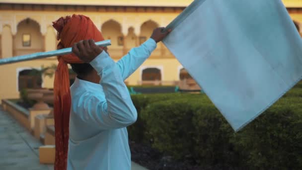 Индиец Одетый Традиционную Индийскую Одежду Красным Тюрбаном Бьет Размахивает Белым — стоковое видео