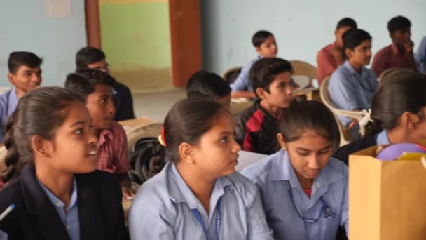 Ινδοί Μαθητές Ένα Κυβερνητικό Γυμνάσιο Προσεκτικά Ακούγοντας Ένα Δάσκαλο Κύριο — Αρχείο Βίντεο