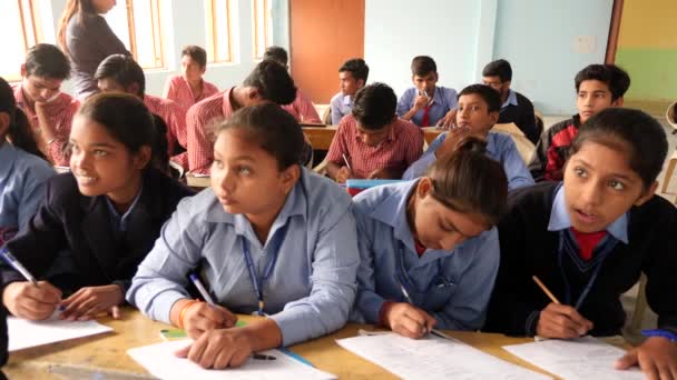 Indische Schülerinnen Notieren Notizen Von Der Tafel Während Der Lehrer — Stockvideo