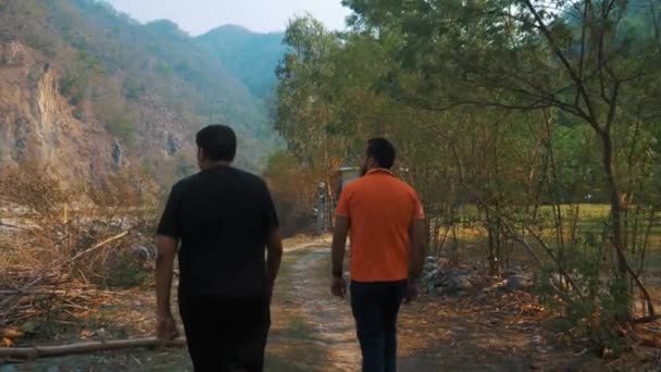 Indyjscy Turyści Spacer Rano Parku Narodowym Jim Corbett Obok Góry — Wideo stockowe